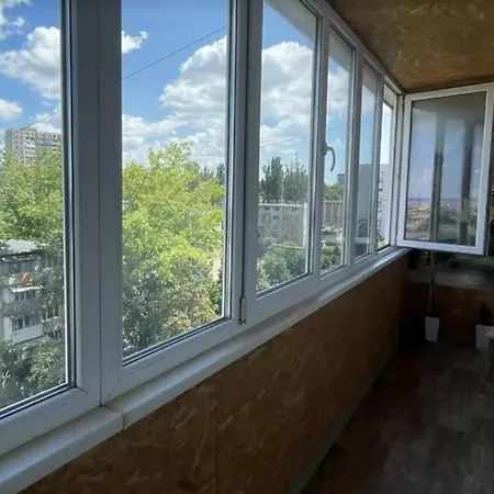 отличная 3-х комнатная по улице жолио кюри 64 Apartment Odesa